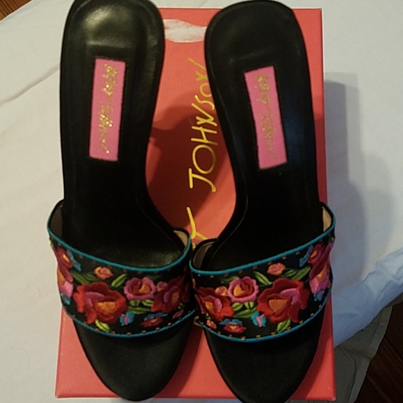 Betsy Johnson Janika Sandles - Picture 1 of 8